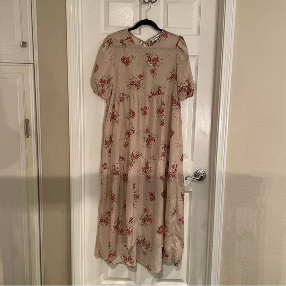 En Saison Dresses & Skirts - En Saison Beige Floral Maxi Dress with Red Rose Print